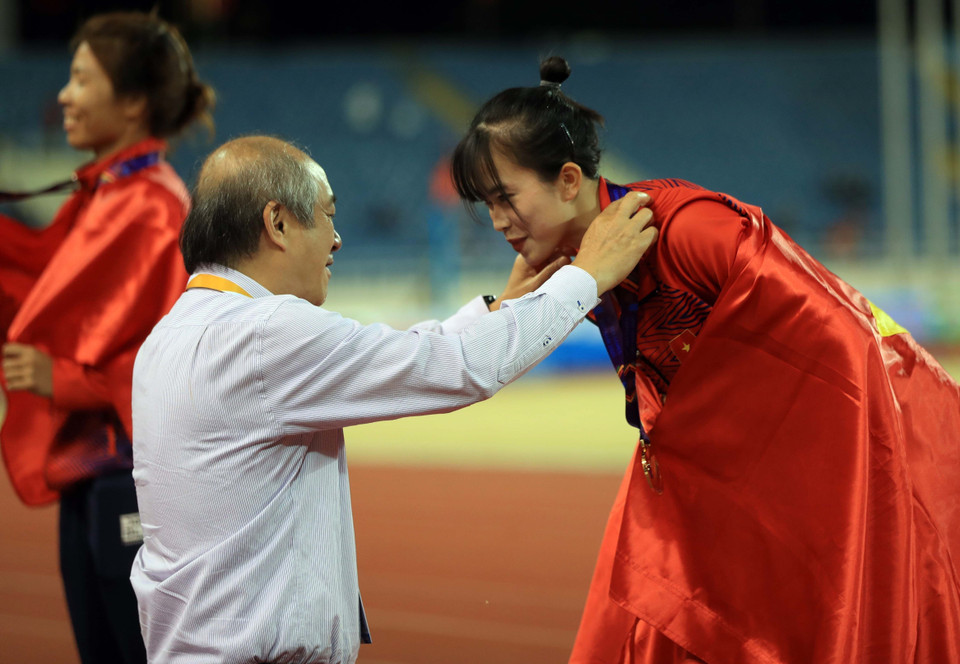 Trao Huy chương Vàng nội dung nhảy xa cho vận động viên Vũ Thị Ngọc Hà (Việt Nam) với thành tích 6m39. (Ảnh: Huy Hùng/TTXVN)