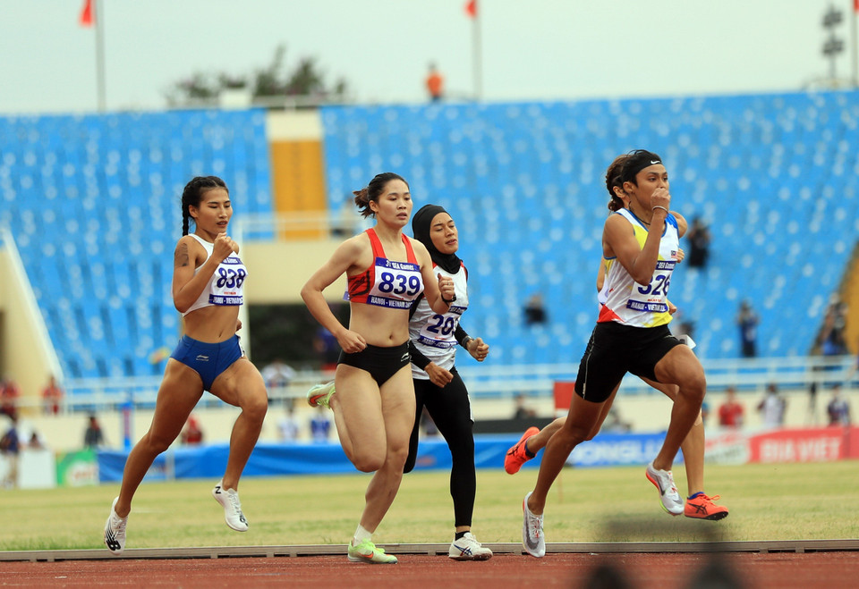 Vận động viên Khuất Phương Anh (838, Việt Nam) trên đường chạy 800m nữ. (Ảnh: Huy Hùng/TTXVN)