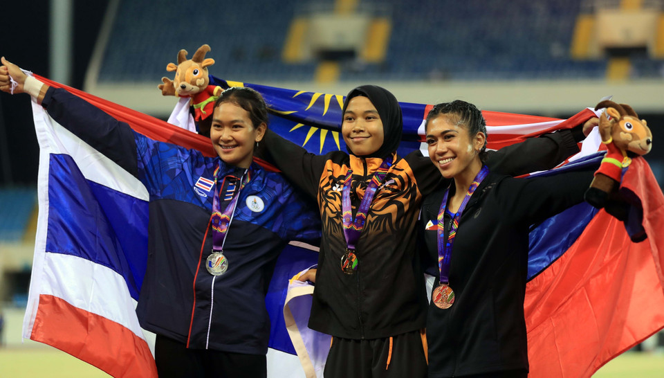 Các vận động viên nhận giải nội dung nhảy sào nữ: vận động viên Nor Sarah Binti Adi (Malaysia) Huy chương Vàng với thành tích 4m, vận động viên Chothicha Khabut (Thái Lan) HCB và vận động viên Alyana Joyce Nicolas Martinez (Philippines) HCĐ. (Ảnh: Huy Hùng/TTXVN)