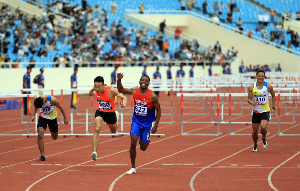 Vận động viên Clinton Kingsley Bautissta (522, Philippines) giành Huy chương Vàng 100m vượt rào với thành tích 13.78. (Ảnh: Huy Hùng/TTXVN)