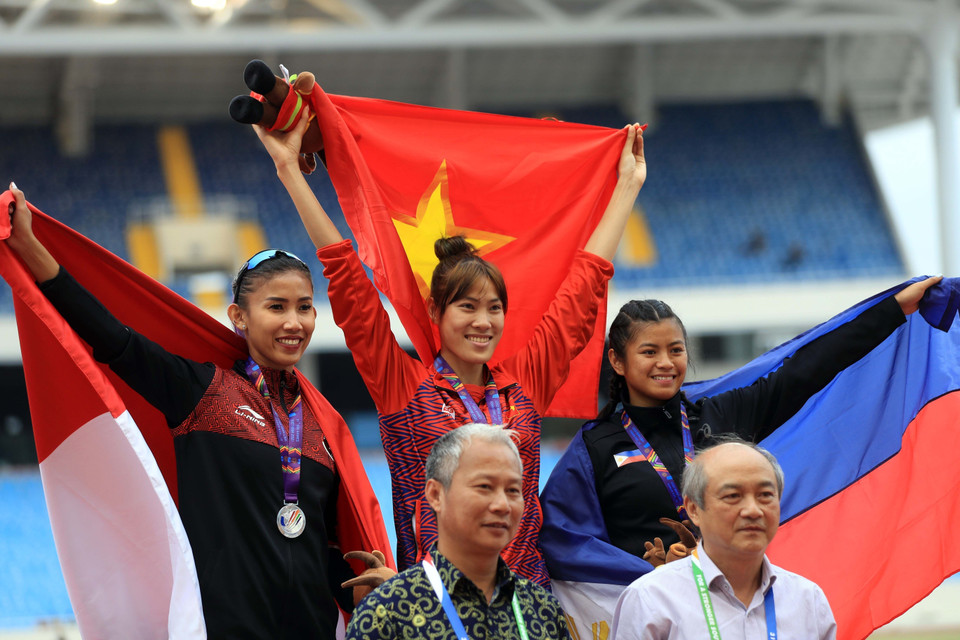 Vận động viên Bùi Thị Nguyên (Việt Nam) Huy chương Vàng nội dung 100m vượt rào nữ, Emila Nova (Indonesia) HCB và vận động viên Jelly D.P Casal (Philippines) HCĐ.(Ảnh: Huy Hùng/TTXVN)