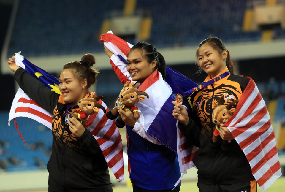 Trao giải thưởng nhảy 3 bước nữ cho các vận động viên Subernat Insaeng (Thái Lan) Huy chương Vàng, các vận động viên Queenie Ting King Ni (Malaysia) HCB và Choo Kang Ni (Malaysia) HCĐ. (Ảnh: Huy Hùng/TTXVN)