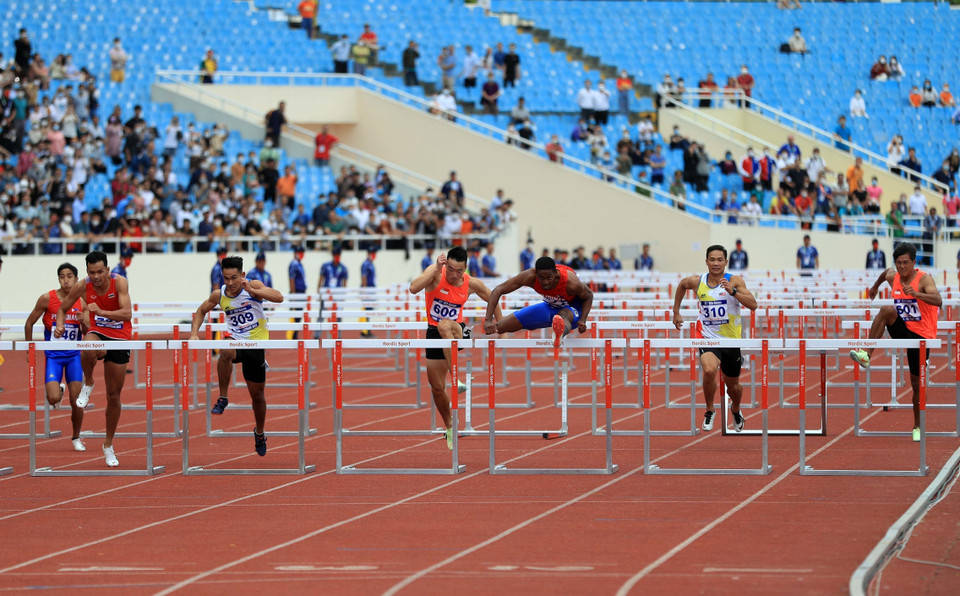 Các vận động viên trên đường đua 100m vượt rào nam. (Ảnh: Huy Hùng/TTXVN)