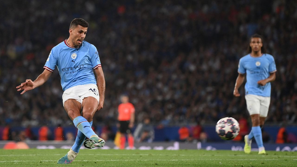 Phải đến phút 68 thế trận cân bằng mới được phá vỡ với cú cứa lòng lạnh lùng của Rodri. (Nguồn: Reuters)