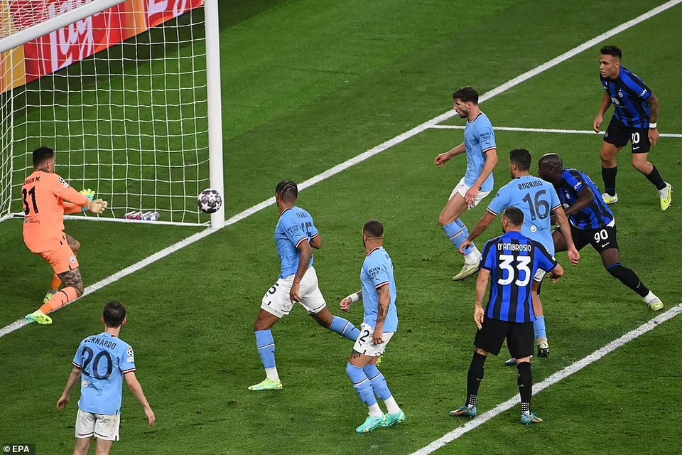 ...rồi đến thủ thành Ederson từ chối bàn thắng với đội bóng Italy. (Nguồn: EPA)