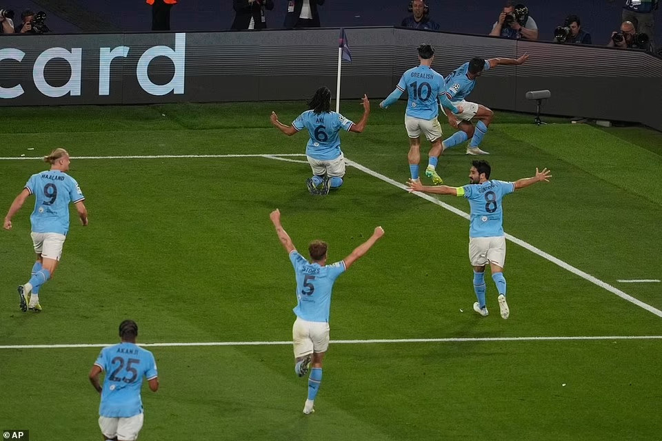 Bàn thắng của Rodri mang đến niềm vui tột độ cho các cầu thủ và người hâm mộ Man City. (Nguồn: AP)