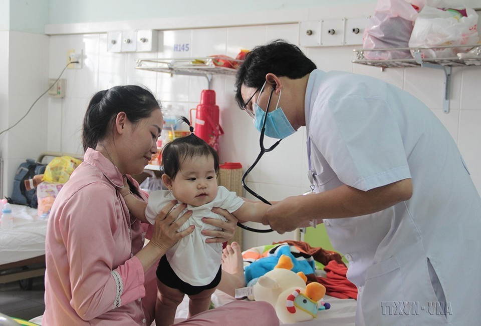 Bác sỹ Bệnh viện Đa khoa tỉnh Khánh Hòa thăm, khám hằng ngày cho bệnh nhi mắc các bệnh đường hô hấp (2/2023). (Ảnh: Phan Sáu/TTXVN)