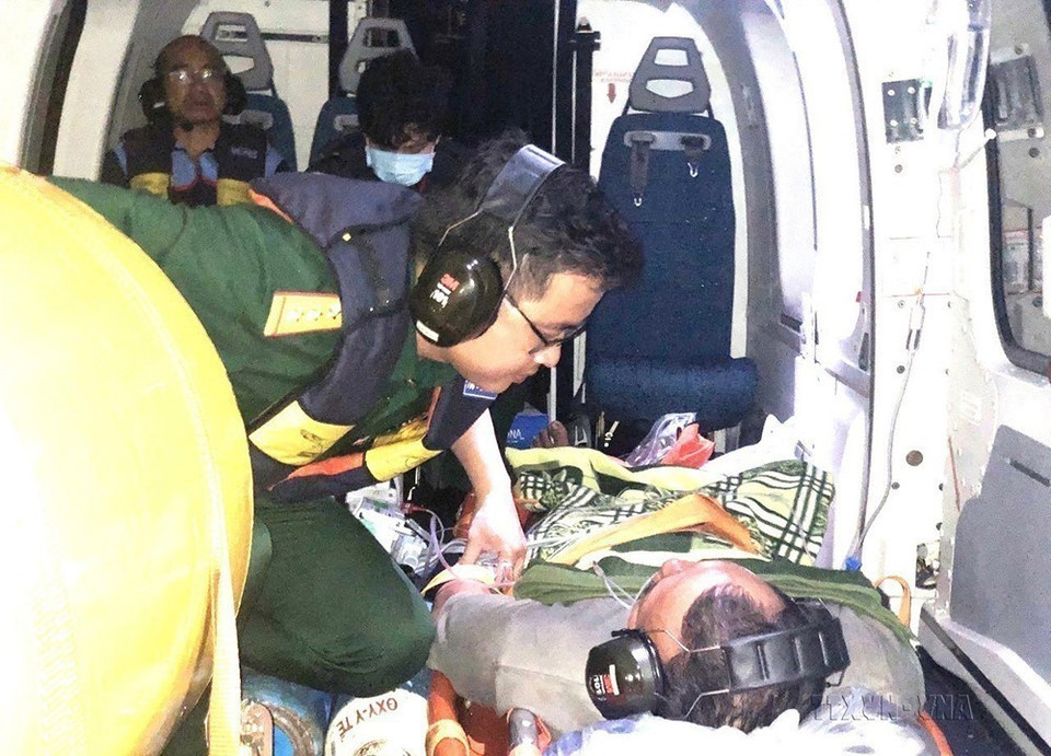 Bác sỹ của Tổ cấp cứu đường không Bệnh viện Quân y 175, TP Hồ Chí Minh liên tục theo dõi, đảm bảo an toàn cho bệnh nhân trong quá trình vận chuyển từ Trường Sa về đất liền điều trị (14/12/2022). (Ảnh: TTXVN phát)