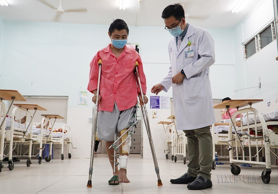 Bệnh viện Chợ Rẫy Thành phố Hồ Chí Minh thực hiện thành công ca phẫu thuật sử dụng mảnh ghép 3D hợp kim Titanium dạng tổ ong thay một đoạn xương chày cho bệnh nhân bị ung thư xương (1/2021). Đây là kỹ thuật hoàn toàn mới được thực hiện tại Bệnh viện Chợ Rẫy nói riêng và Việt Nam nói chung.(Ảnh: TTXVN phát)