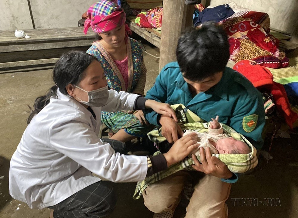Cán bộ Trạm Y tế xã Dà Sề Phìn, huyện Sìn Hồ (Lai Châu) tuyên truyền người dân đến trạm y tế khi sinh nở và hướng dẫn chăm sóc trẻ (8/2022). (Ảnh: Việt Hoàng/TTXVN)