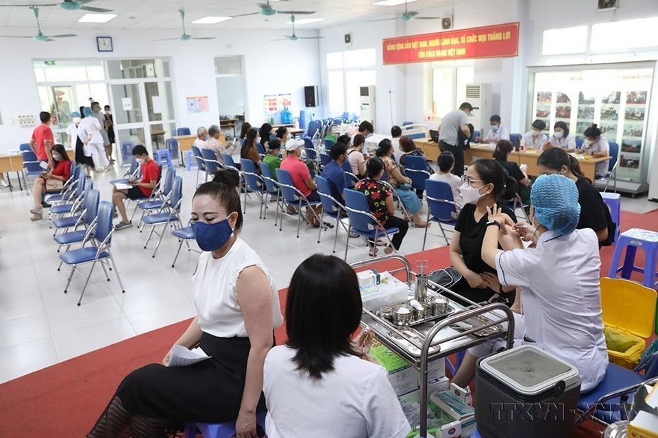 Để nhanh chóng bao phủ vaccine phòng COVID-19, hạn chế sự lây lan của dịch, các trung tâm y tế quận trên địa bàn Hà Nội tăng cường công tác tiêm vaccine phòng COVID-19, nhất là mũi 3, mũi 4 cho người dân (8/2022). (Ảnh: Minh Quyết/TTXVN)