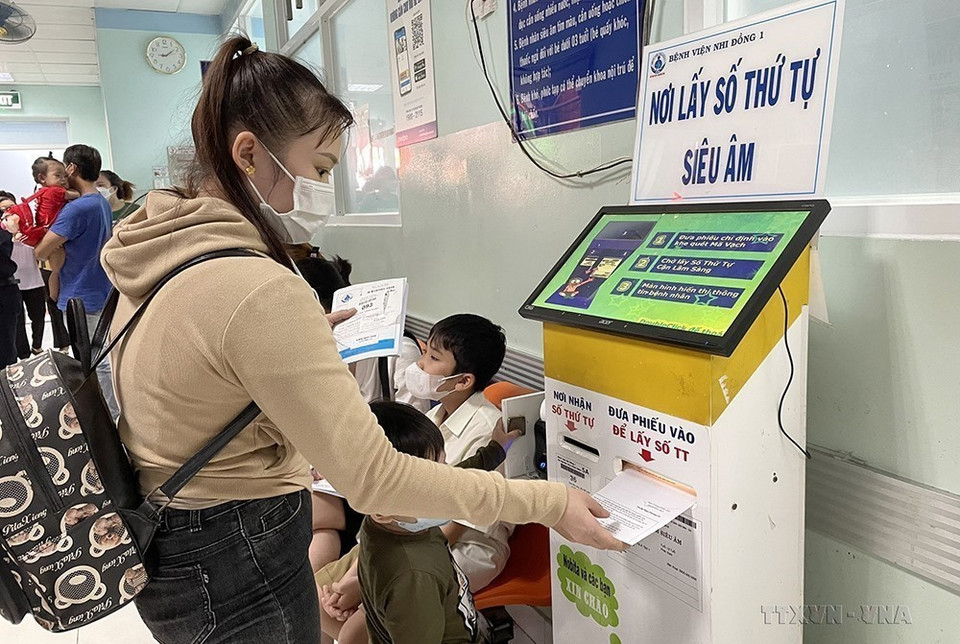 Những năm qua, nhiều đơn vị y tế tại thành phố Hồ Chí Minh đã thực hiện chuyển đổi số, sử dụng ứng dụng công nghệ thông tin trong quản lý, điều hành và phục vụ người bệnh. Trong ảnh: Người dân tự lấy số thứ tự khi đi khám tại Bệnh viện Nhi đồng 1 Thành phố Hồ Chí Minh (11/2022). (Ảnh: Đinh Hằng/TTXVN)