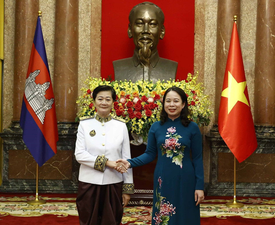 Quyền Chủ tịch nước Võ Thị Ánh Xuân và Đại sứ Vương quốc Campuchia Chea Kimtha tại lễ trình Quốc thư. (Ảnh: Thống Nhất/TTTXVN)