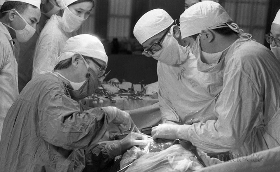 Giáo sư, bác sỹ Tôn Thất Tùng nổi tiếng ở Việt Nam và thế giới trong lĩnh vực gan và giải phẫu gan. Ông là tấm gương người thầy mẫu mực, trung thực, say mê khoa học, hết lòng yêu thương học trò, đã đào tạo một đội ngũ các thầy thuốc có y đức, giỏi chuyên môn. (Ảnh: Nguyễn Chính/TTXVN)