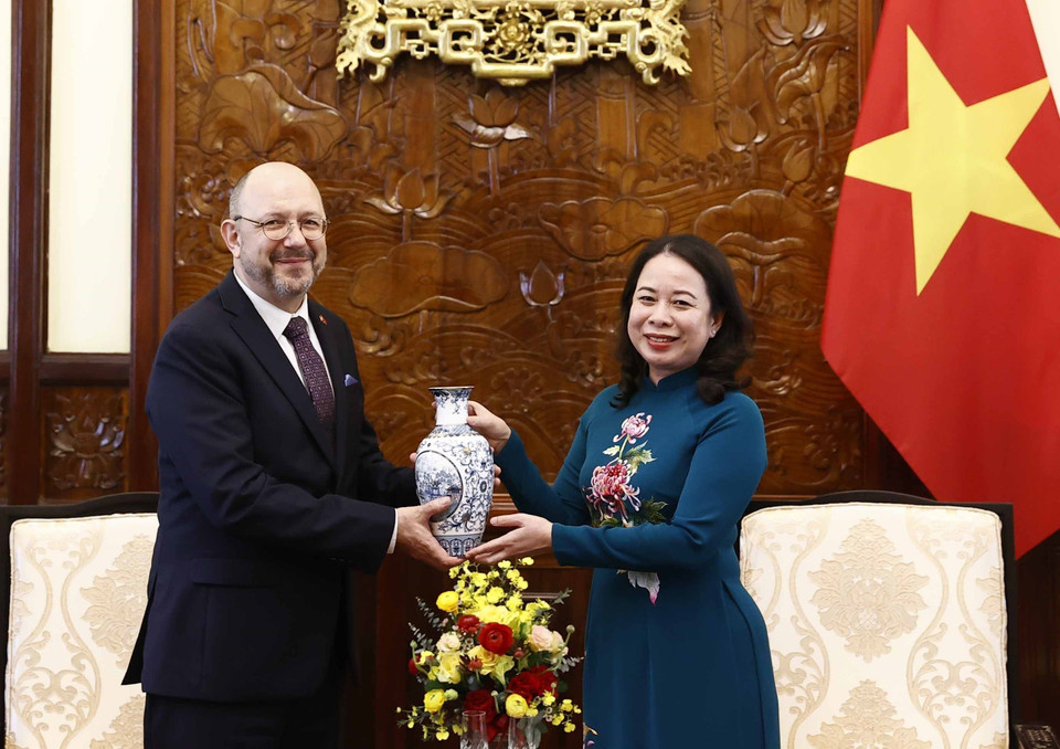 Quyền Chủ tịch nước Võ Thị Ánh Xuân tặng quà lưu niệm cho Đại sứ Thụy Sỹ Thomas Gass. (Ảnh: Thống Nhất/TTXVN)