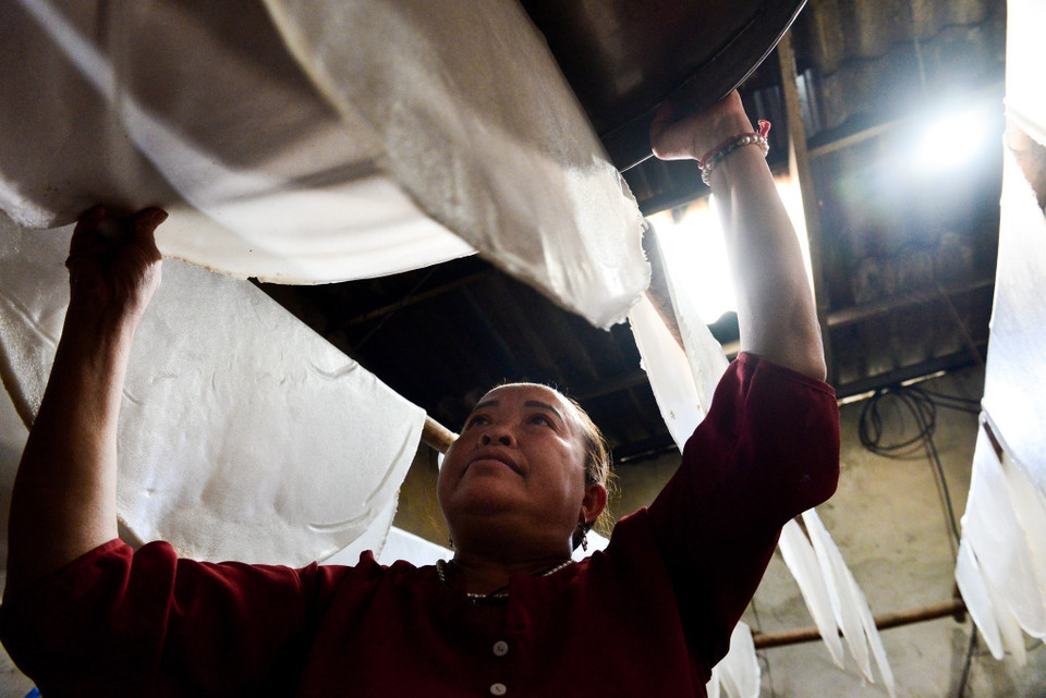 Bánh phở sau khi được hấp chín sẽ được phơi trên các sào tre. (Ảnh: Nam Thái/TTXVN)