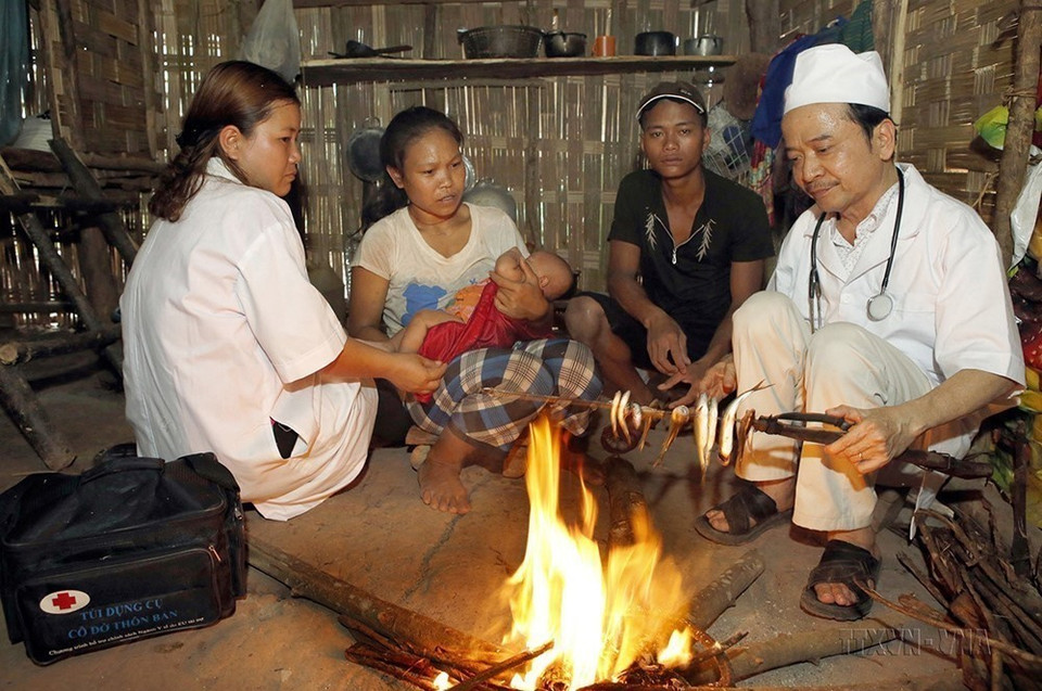 Hàng chục năm gắn bó với lĩnh vực y tế dự phòng các huyện miền núi của tỉnh Quảng Bình, bác sỹ Lê Đình Thi, Giám đốc Trung tâm Y tế huyện Minh Hóa luôn tận tụy với cuộc chiến đẩy lùi bệnh tật, bảo vệ chăm sóc sức khỏe cho đồng bào dân tộc vùng sâu, vùng xa. (Ảnh: Dương Ngọc/TTXVN)