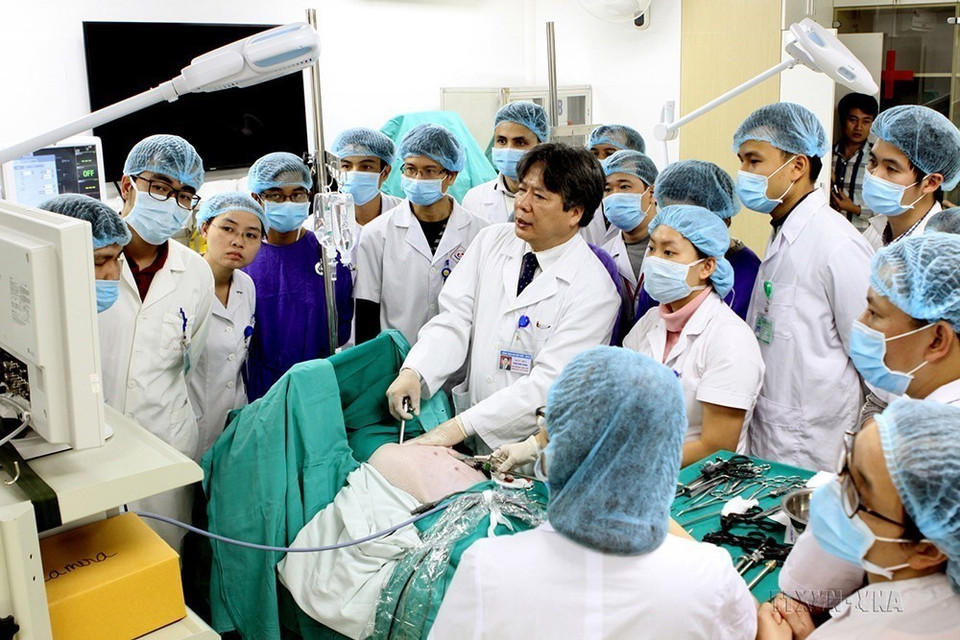 Trong 117 năm (1906-2023) xây dựng và phát triển, Bệnh viện Hữu nghị Việt Đức (Bộ Y tế) tại Hà Nội là cái nôi của ngành ngoại khoa Việt Nam - trung tâm phẫu thuật lớn nhất của cả nước. Trong ảnh: Anh hùng Lao động, Giám đốc Bệnh viện Hữu nghị Việt Đức Trần Bình Giang đào tạo cho các bác sỹ tại phòng mổ thực nghiệm của bệnh viện. (Ảnh: Dương Ngọc/TTXVN)