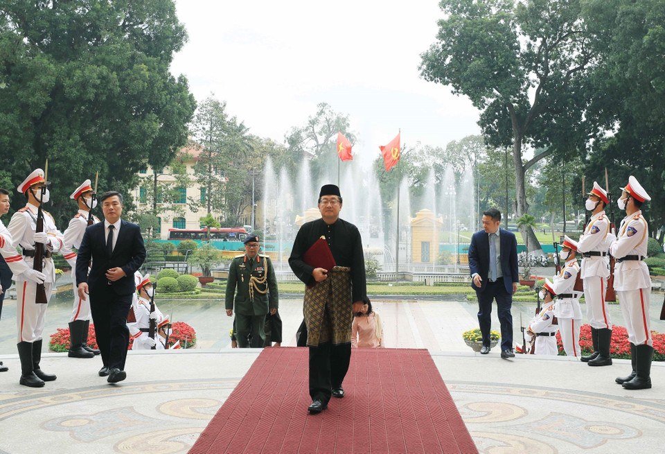 Đại sứ Malaysia Tan Yang Thai đến trình Quốc thư. (Ảnh: Thống Nhất/TTXVN)