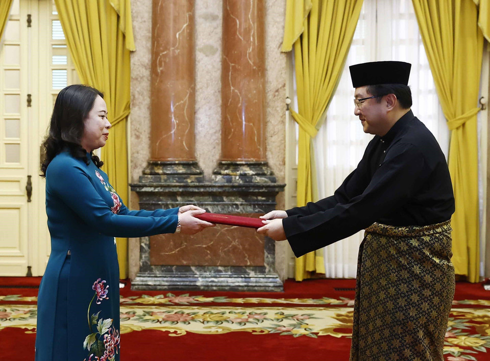 Quyền Chủ tịch nước Võ Thị Ánh Xuân tiếp nhận Quốc thư của Đại sứ Malaysia Tan Yang Tha. (Ảnh: Thống Nhất/TTXVN)