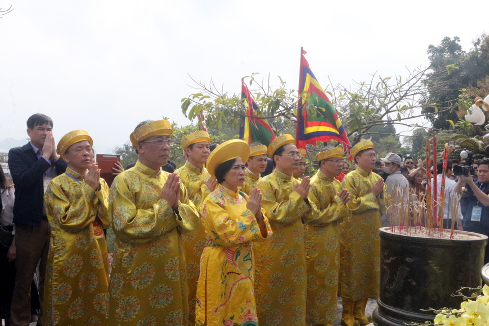 Lãnh đạo thành phố Cẩm Phả (Quảng Ninh) dâng hương lễ tạ an vị tại Lễ khai hội đền Cửa Ông. (Ảnh: Thanh Vân/TTXVN)