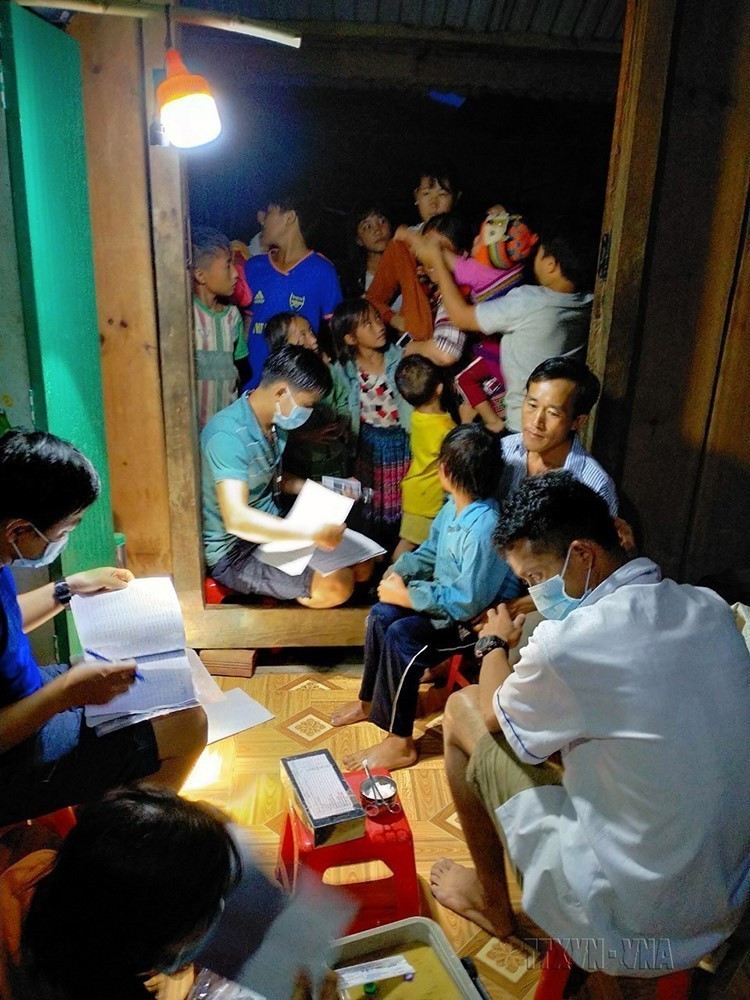 Trung tâm Kiểm soát Bệnh tật (CDC) tỉnh Lâm Đồng phối hợp với Trung tâm Y tế các huyện Đam Rông và Bảo Lâm tổ chức chiến dịch tiêm chủng vaccine phòng uốn ván - bạch hầu bổ sung, nhằm tăng tỷ lệ miễn dịch trong cộng đồng, giảm tỉ lệ tử vong tại các vùng nguy cơ cao (8/2020). (Ảnh: TTXVN phát)