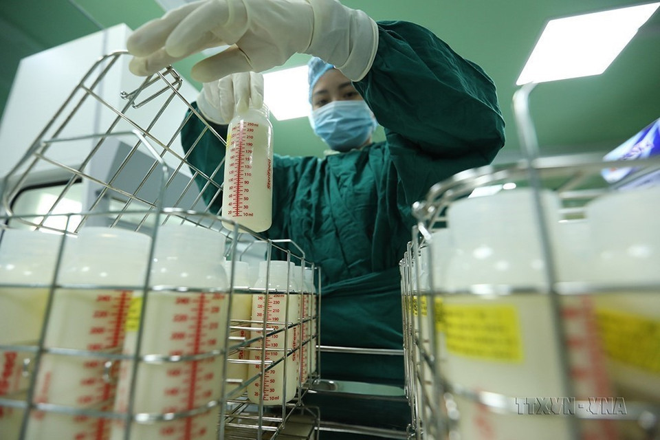 Ngân hàng sữa mẹ đầu tiên tại Hà Nội chính thức hoạt động từ tháng 3/2022, là kết quả của sự chỉ đạo, hướng dẫn của Bộ Y tế; sự hỗ trợ của Chính phủ Ireland, Alive &amp; Thrive và Newborns Việt Nam. Đến nay, ngân hàng Sữa Mẹ đã hỗ trợ hàng nghìn trẻ sinh non, nhẹ cân, bệnh lý đang điều trị tại Bệnh viện Nhi Trung ương được hưởng trọn vẹn lợi ích của sữa mẹ. (Ảnh: Minh Quyết/TTXVN)