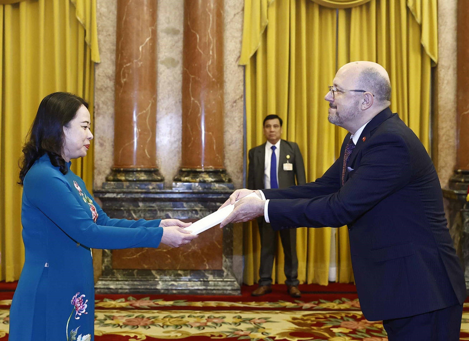 Quyền Chủ tịch nước Võ Thị Ánh Xuân tiếp nhận Quốc thư của Đại sứ Thụy Sỹ Thomas Gass. (Ảnh: Thống Nhất/TTXVN)