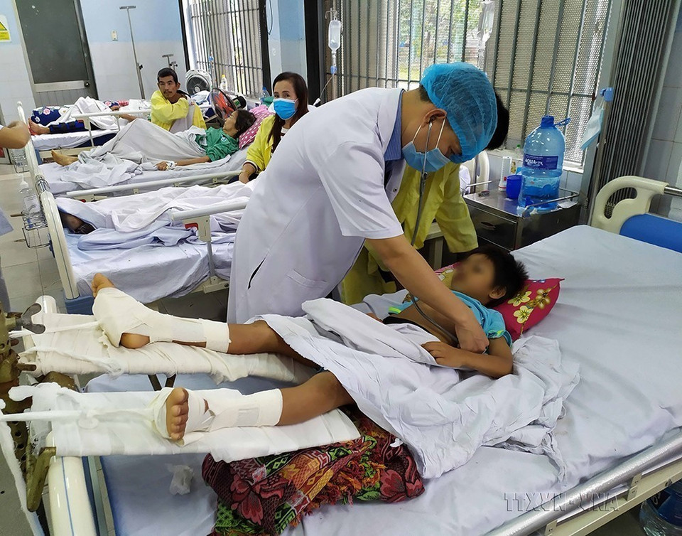 Nạn nhân vụ sạt lở đất tại xã Trà Leng, huyện Nam Trà My (Quảng Nam) tối 28/10/2020 được tích cực chăm sóc, điều trị tại Bệnh viện đa khoa tỉnh Quảng Nam. (Ảnh: Trần Lê Lâm/TTXVN)