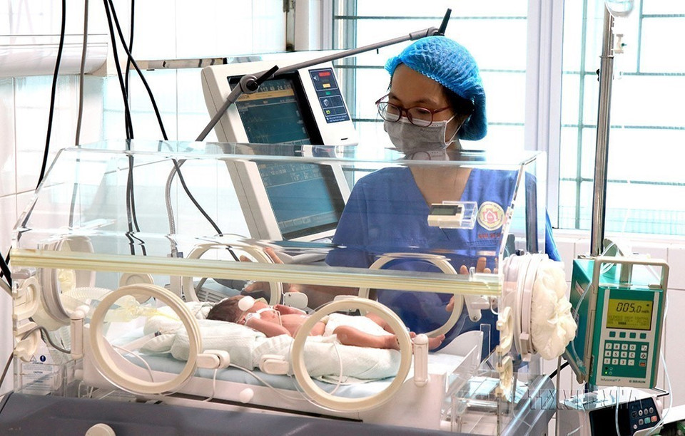 Bác sỹ Bệnh viện Sản Nhi tỉnh Bắc Ninh chăm sóc cặp song sinh đầu tiên chào đời bằng phương pháp thụ tinh ống nghiệm (12/2021). (Ảnh: Đinh Văn Nhiều/TTXVN)