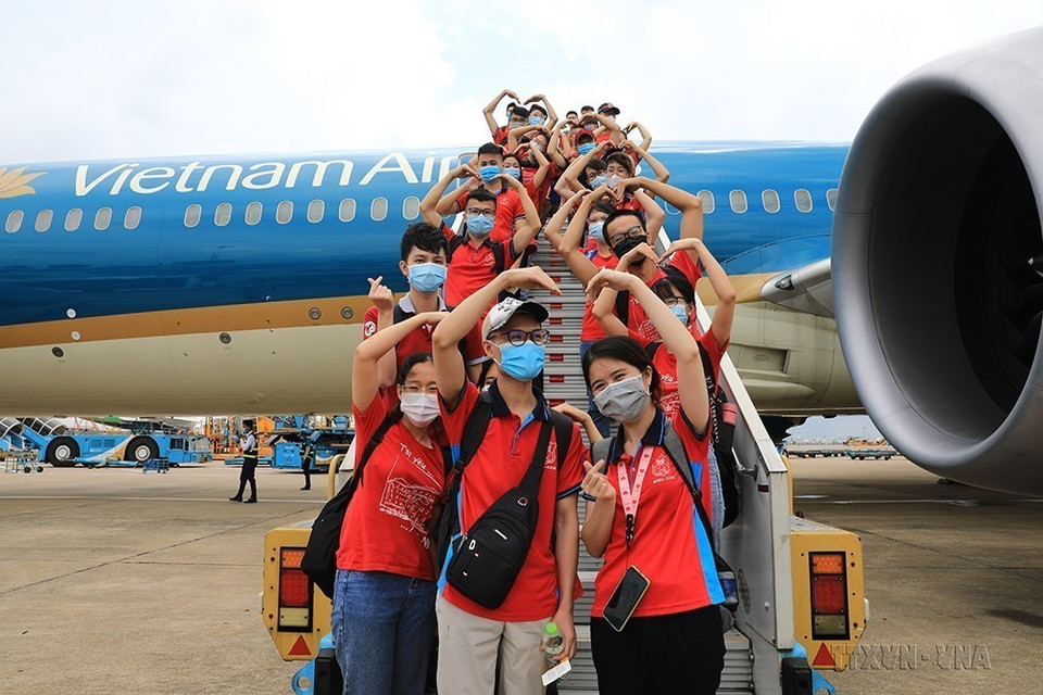 Sinh viên, giảng viên trường Đại học Y Hà Nội thể hiện sự đoàn kết, quyết tâm trước khi lên đường, tình nguyện tham gia hỗ trợ phòng chống dịch COVID-19 tại Bình Dương (6/7/2021). (Ảnh: Thành Đạt/TTXVN)