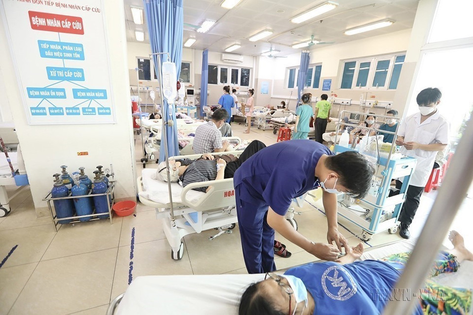 Chăm sóc đối tượng người cao tuổi nhập viện ở Hà Nội do thời tiết thay đổi thất thường. (Ảnh: Minh Quyết/TTXVN)