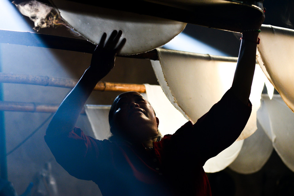 Với phụ nữ dân tộc Lô Lô ở huyện vùng cao Mèo Vạc (Hà Giang), việc gìn giữ và phát triển nghề làm bánh phở truyền thống vừa là nét văn hóa, vừa là nghề mang lại giá trị kinh tế cho gia đình. (Ảnh: Nam Thái/TTXVN)