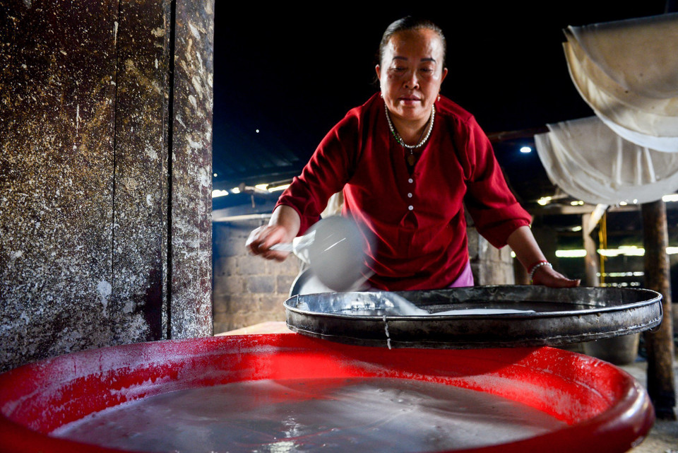 Việc sản xuất bánh phở truyền thống của người Lô Lô ở huyện vùng cao Mèo Vạc cũng có nhiều nét đặc trưng, khác biệt so với các địa phương khác. (Ảnh: Nam Thái/TTXVN)