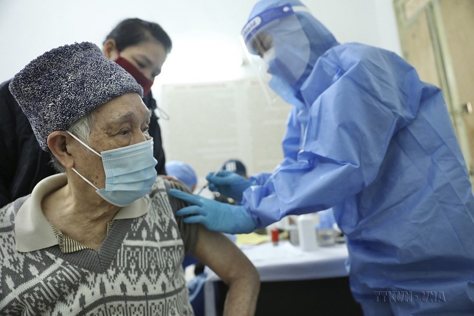 Nhân viên Trạm y tế phường Hàng Bông, quận Hoàn Kiếm (Hà Nội) tiêm chủng vaccine phòng COVID-19 cho nhóm người trên 50 tuổi, người có bệnh lý nền, người chưa tiêm đủ vacvine…nhằm giảm tỷ lên chuyển nặng, tỷ lệ tử vong, bảo vệ cho người dân (2/2022). (Ảnh: Minh Quyết/TTXVN)