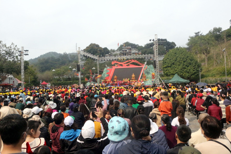 Lễ hội đền Cửa Ông (thành phố Cẩm Phả) thu hút đông đảo nhân dân và du khách thập phương. (Ảnh: Thanh Vân/TTXVN)