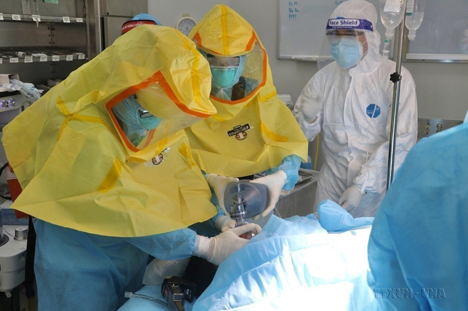 Tối 21/5/2021, Khoa Ngoại sản - Bệnh viện Bệnh Nhiệt đới Trung ương mổ cấp cứu thành công cho sản phụ đến từ tỉnh Điện Biên bị suy hô hấp nặng. (Ảnh: TTXVN phát)