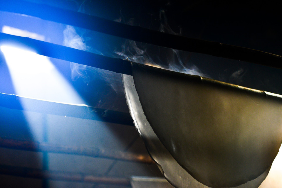 Bánh phở sau khi được hấp chín sẽ được phơi trên các sào tre. (Ảnh: Nam Thái/TTXVN)