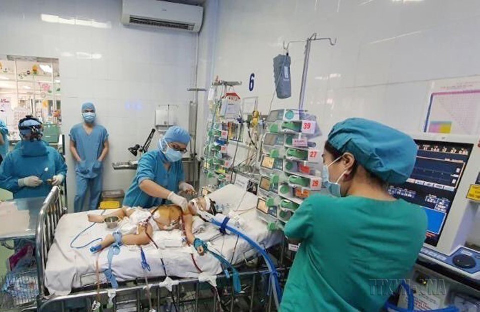 Bệnh viện Nhi đồng 1 Thành phố Hồ Chí Minh lần đầu tiên thực hiện thành công kỹ thuật ECMO cứu sống bé gái sau phẫu thuật tim bẩm sinh (10/2020). (Ảnh: TTXVN phát)