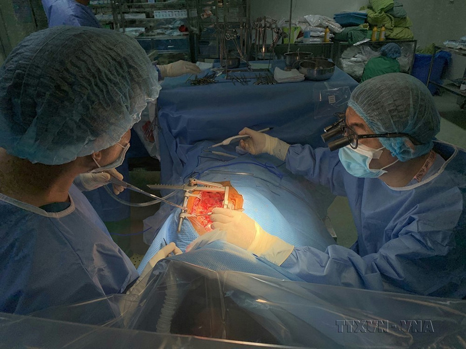 Trung tâm Tim mạch thuộc Bệnh viện Đa khoa Trung ương Cần Thơ phẫu thuật thành công, cứu sống bệnh nhân hẹp 3 nhánh mạch vành có nhóm máu hiếm bằng kỹ thuật truyền máu hoàn hồi (11/2020). (Ảnh: TTXVN phát)