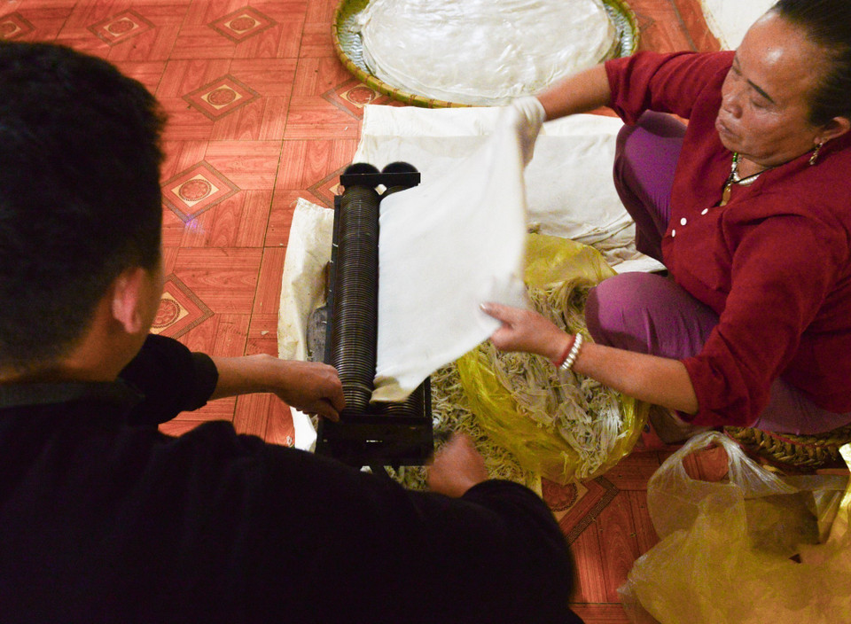 Sau khi phơi, bánh phở được cắt thành sợi phở. (Ảnh: Nam Thái/TTXVN)