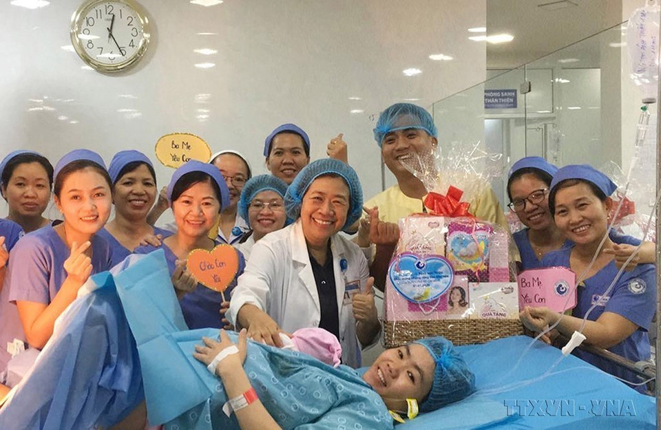 Ban giám đốc, êkíp Bệnh viện Từ Dũ chào đón công dân đầu tiên của Thành phố Hồ Chí Minh năm 2020 cất tiếng khóc chào đời (1/1/2020). (Ảnh: Đinh Hằng/TTXVN)