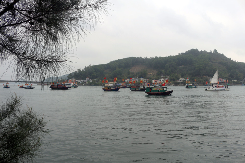 Nghi lễ rước binh trên biển tại Lễ khai hội đền Cửa Ông. (Ảnh: Thanh Vân/TTXVN)