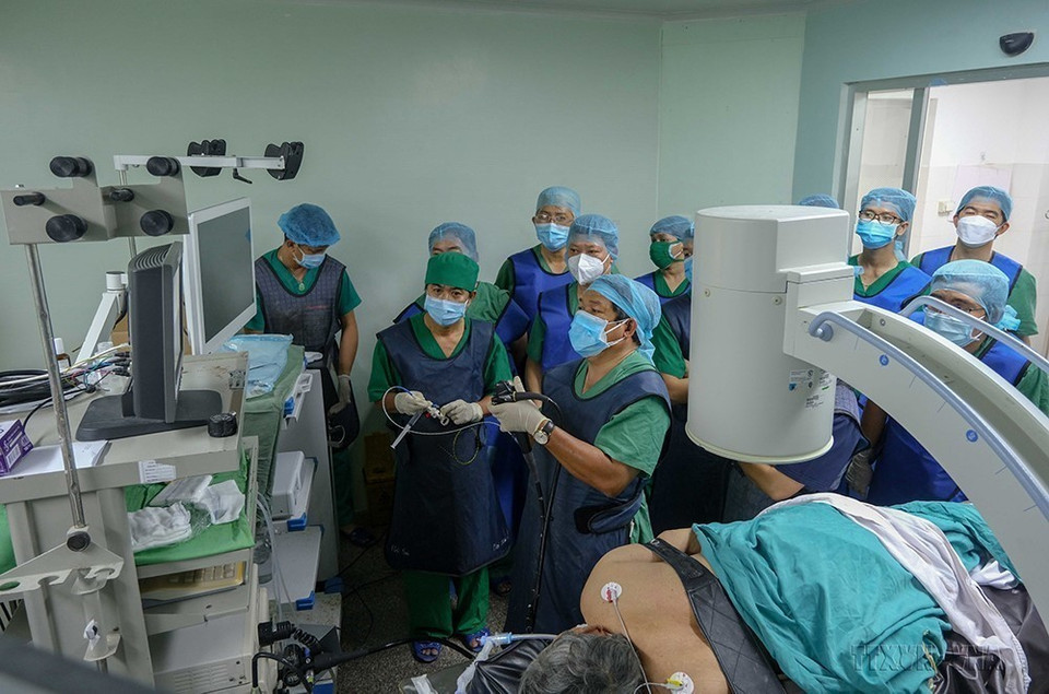 Bệnh viện Đa khoa Trung ương Cần Thơ ứng dụng hệ thống SpyGlass trong điều trị bệnh lý mật-tụy (5/2022). (Ảnh: Thanh Liêm/TTXVN)