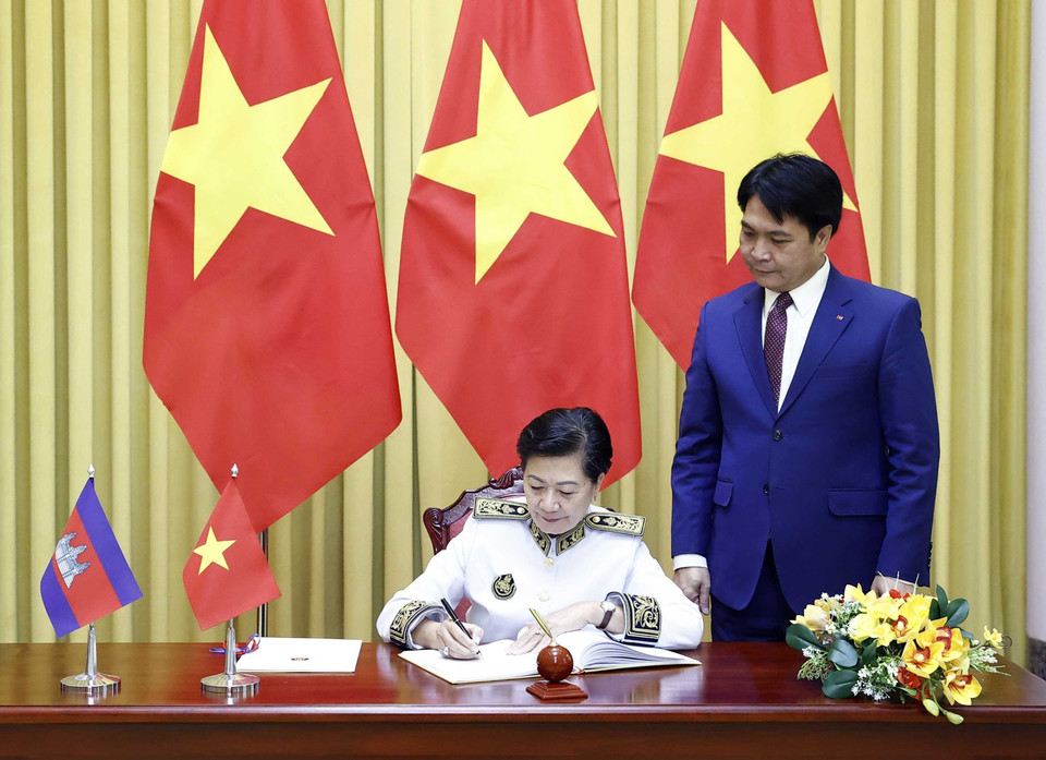 Đại sứ Vương quốc Campuchia Chea Kimtha viết lưu bút tại Phủ Chủ tịch. (Ảnh: Thống Nhất/TTTXVN)
