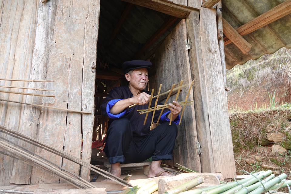 Trước khi vào lễ, chủ nhà đan các thanh tre được bổ ra thành tấm phẳng dài, rộng chừng 20-30cm. (Ảnh: Tuấn Anh/TTXVN)