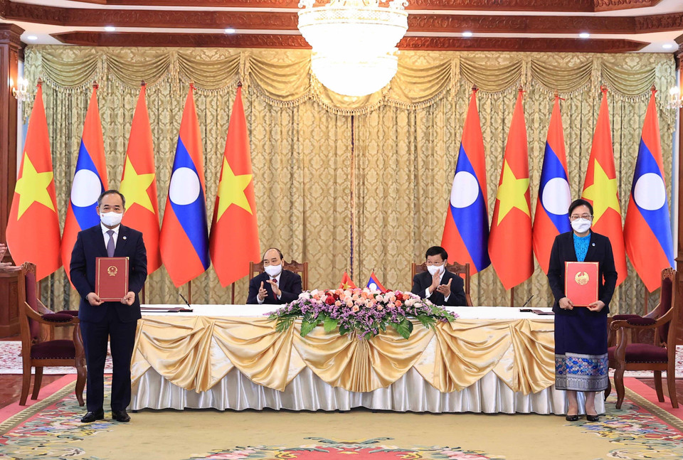 Chủ tịch nước Nguyễn Xuân Phúc và Tổng Bí thư, Chủ tịch nước Lào Thongloun Sisoulith chứng kiến Lễ ký Bản ghi nhớ về hợp tác giữa hai Văn phòng Chủ tịch nước giai đoạn 2021-2025 do Chủ nhiệm Văn phòng Chủ tịch nước Lê Khánh Hải và Chủ nhiệm Văn phòng Chủ tịch nước Lào Khemani Pholsena thực hiện. (Ảnh: Thống Nhất/TTXVN)