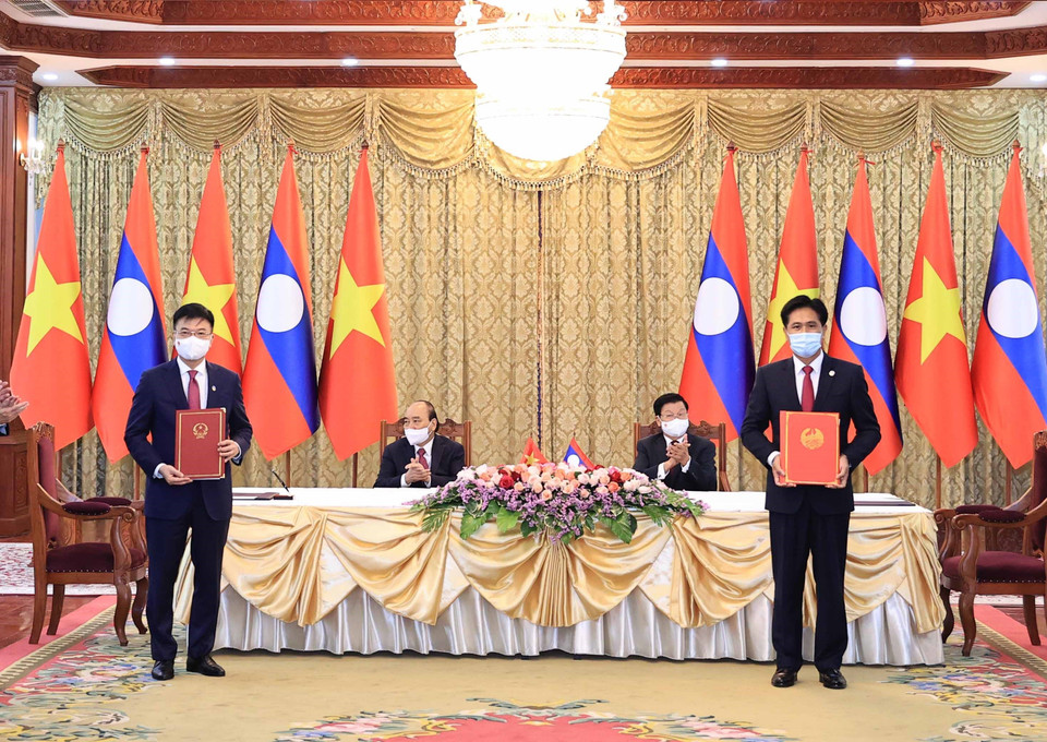 Chủ tịch nước Nguyễn Xuân Phúc và Tổng Bí thư, Chủ tịch nước Lào Thongloun Sisoulith chứng kiến Lễ ký Chương trình hợp tác năm 2022 giữa hai Bộ Tư pháp do Bộ trưởng Bộ Tư pháp Lê Thành Long và Bộ trưởng Bộ Tư pháp Lào Phayvi Xỉbuali-pha thực hiện. (Ảnh: Thống Nhất/TTXVN)