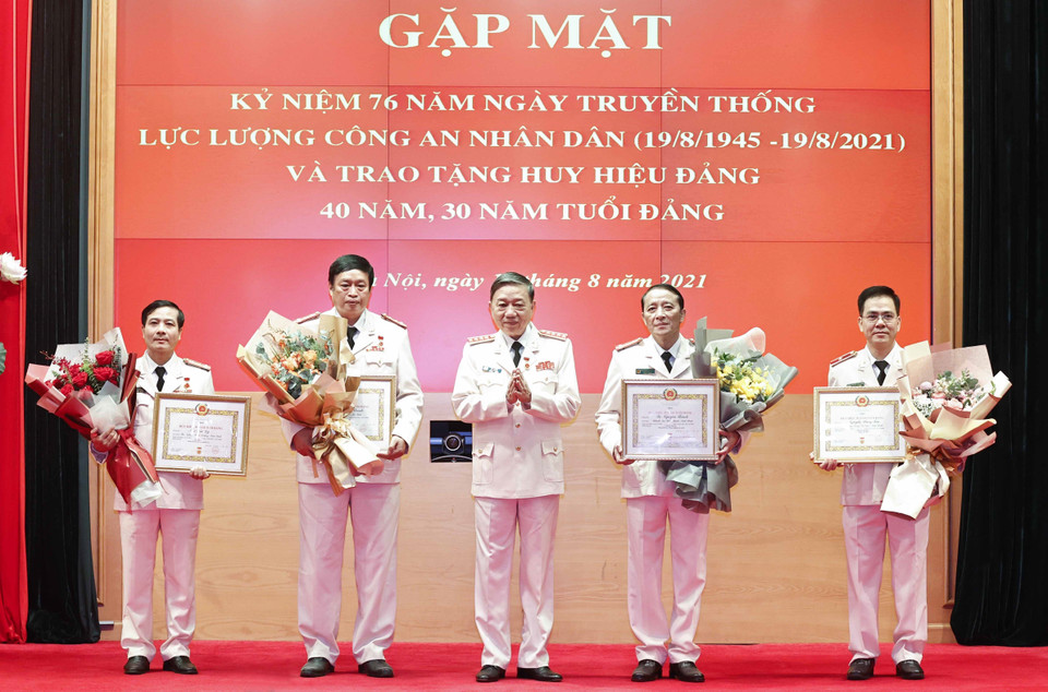 Đại tướng Tô Lâm, Ủy viên Bộ Chính trị, Bộ trưởng Bộ Công an trao tặng Huy hiệu 30 năm tuổi Đảng. (Ảnh: Thống Nhất/TTXVN)