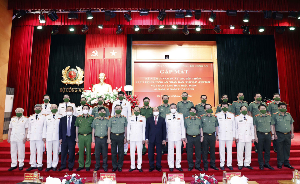 Chủ tịch nước Nguyễn Xuân Phúc với các đại biểu tham dự buổi gặp mặt. (Ảnh: Thống Nhất/TTXVN)